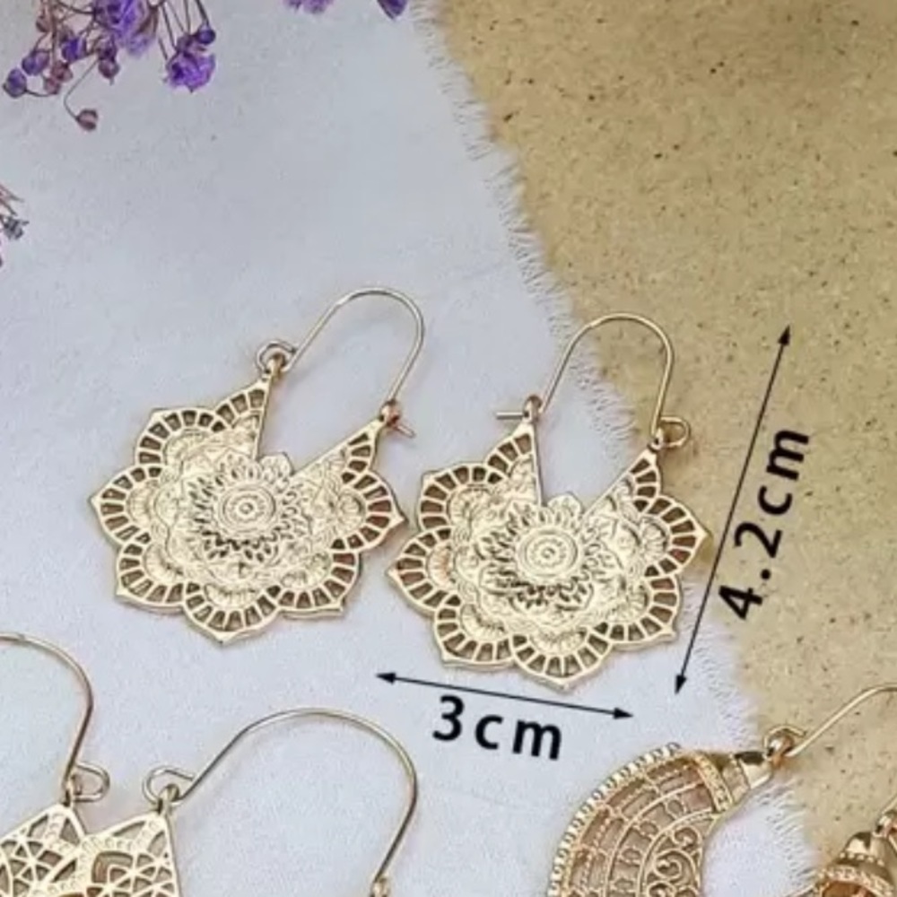✨ Gold Hoop Earrings ✨ - Picture 3 of 4